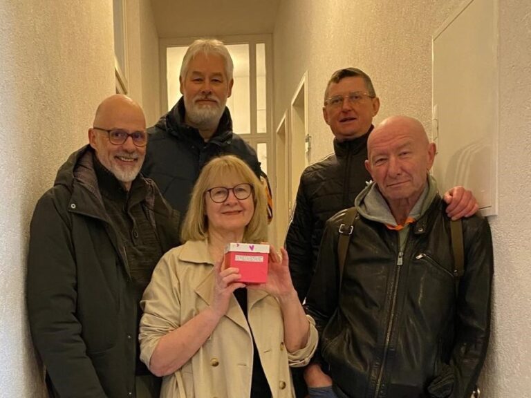 Wir spielten auch im Jahr 2025 auf diversen Veranstaltungen in Ostfriesland und Umgebung. Statt einer Gage wurden die Veranstalter gebeten, an die Suppenküche der Christuskirche Leer zu spenden.  Das Ergebnis 2025: Durch diese Konzerte (und einen Auftritt, bei dem die Band Chickie Wah Wah uns vertreten hat) kamen im Jahr 2025 6.569 € zusammen. Die Leeraner Firma LS IT & MEDIA rundet diesen Betrag auf 7.500 € auf, damit noch mehr Menschen in unserer Stadt eine warme Mahlzeit und Gemeinschaft finden können.Wir danken allen Spendern  von Herzen und wünschen der Suppenküche weiter viel Erfolg!Übergaben die Spende 2025 an Sigrid Duhm-Jäckel (Suppenküche) (v.l.n.r. Thorsten Tooren, Matthias Wübben, Eckhard Groen, Andreas Weitz - es fehlt Sven Hansing)